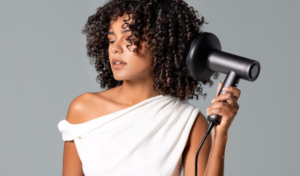 Profesjonalne produkty do stylizacji włosów - co stosują fryzjerzy?